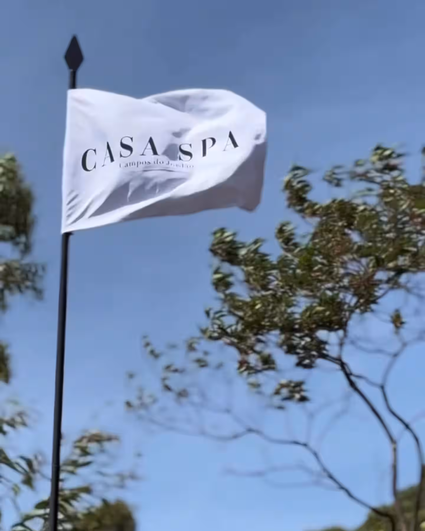Bandeira da Casa Spa entre as árvores