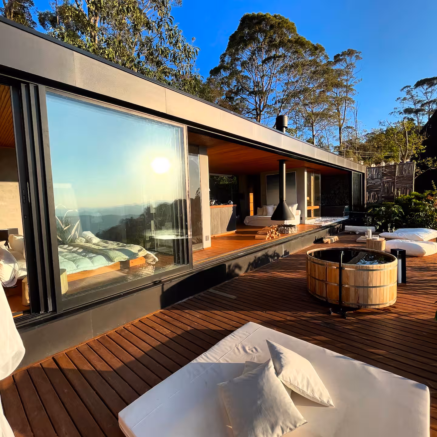 Fachada envidraçada e deck da Casa Spa durante o dia
