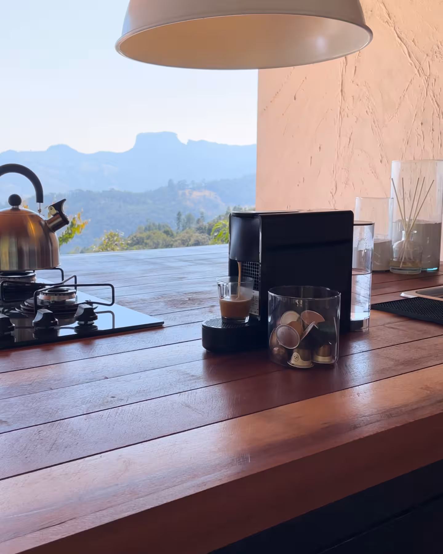 Fogão, cafeteira e bancada da cozinha com vista