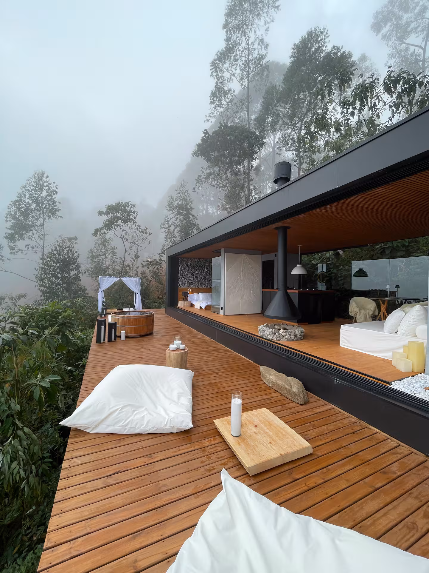 Casa Spa cercada pela mata em uma manhã de neblina