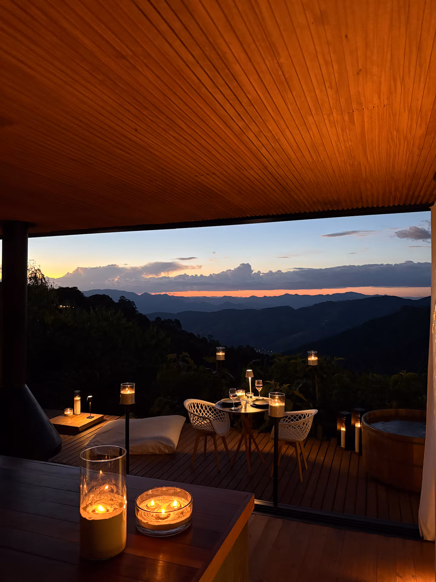 Mesa para dois no deck ao entardecer