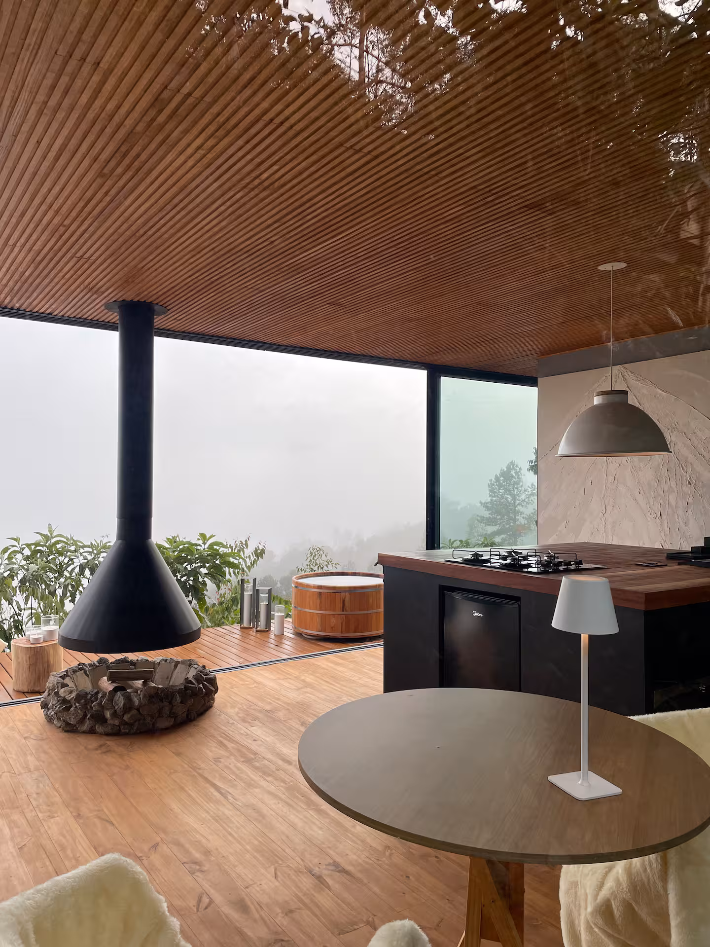 Sala e cozinha integradas com a neblina do lado de fora