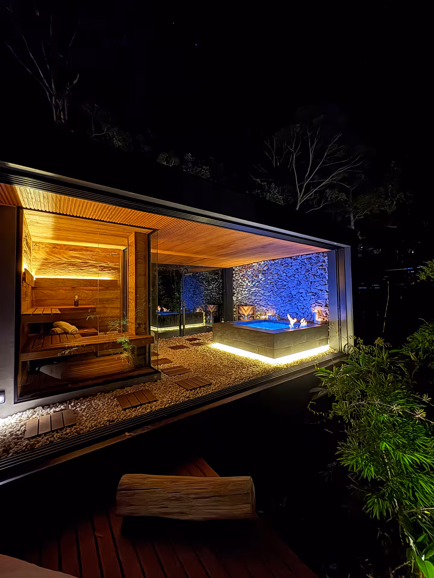 Sauna e hidromassagem iluminadas à noite