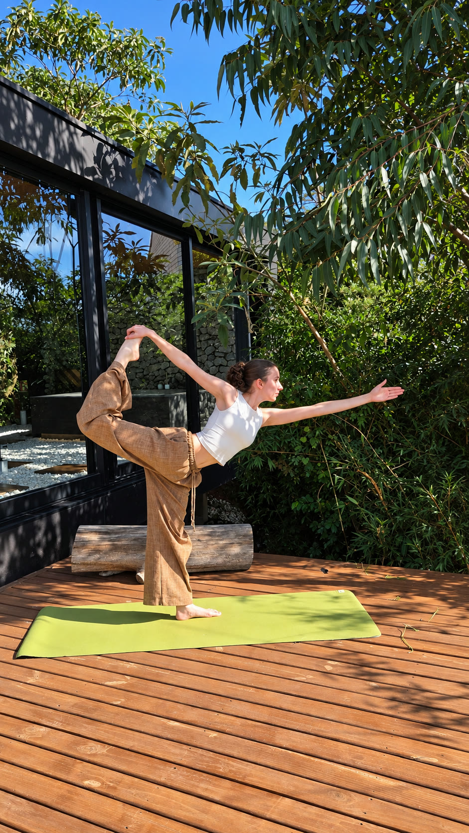 Prática de Hatha Yoga no deck da Casa Spa cercado pela mata